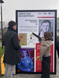 7.10.2025г. студенты колледжа возложили цветы к памятнику Бауманскому Народному Ополчению
